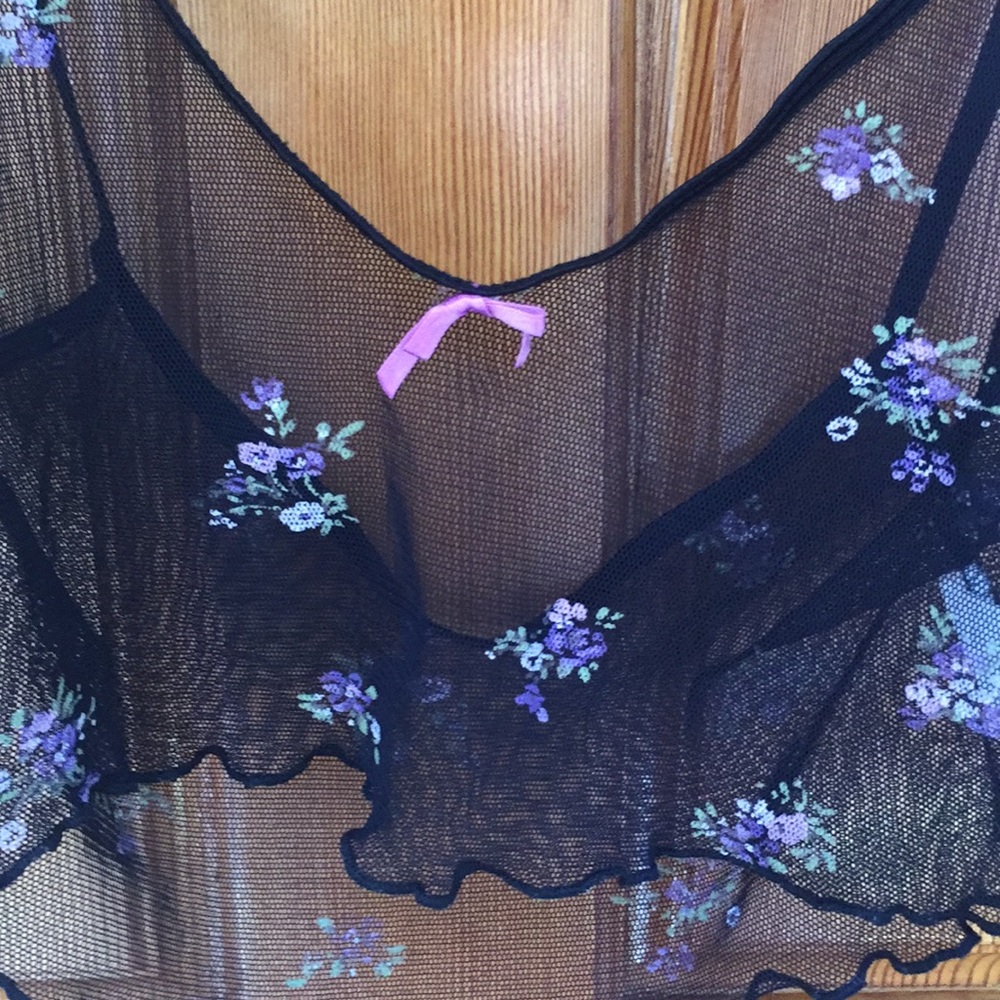 SEXY 💕💕.   Black floral cami